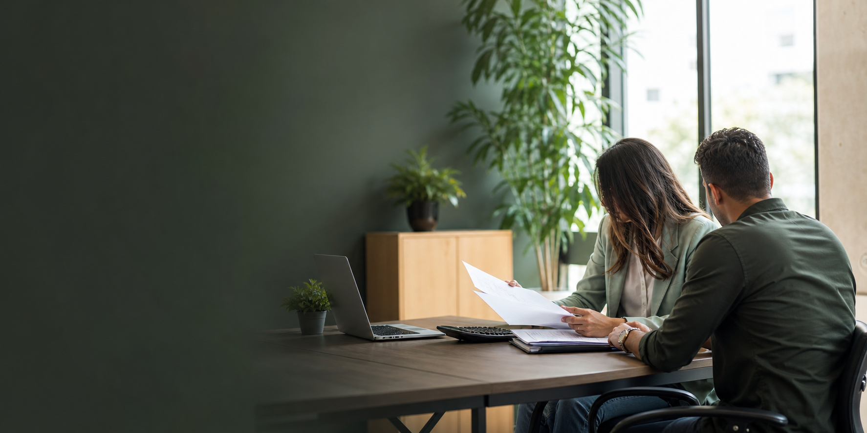 Atendimento contábil profissional em escritório moderno